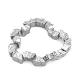Étain plaqué or 22 carats Sur élastique Circonférence : 17 cm / 6.7 po Quantité limitée! - Bijoux L'Inédit